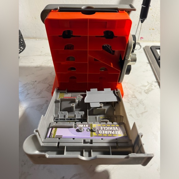 Vintage Mattel 1999 Hot Wheels V-8 STO-N-GO Engine Carrying Case - Picture 6 of 6